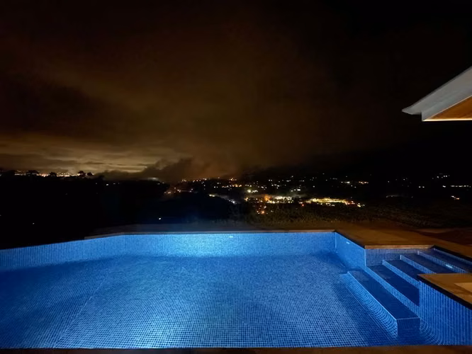 Casa Amueblada con Piscina Privada y Vista Panorámica en Roca Verde