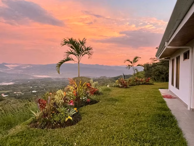 Casa Amueblada con Piscina Privada y Vista Panorámica en Roca Verde