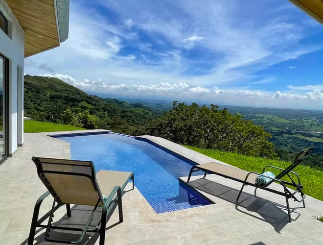 Casa Amueblada con Piscina Privada y Vista Panorámica en Roca Verde