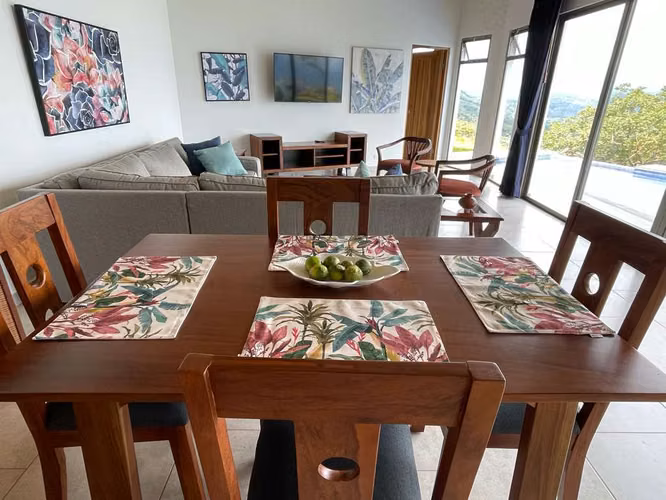 Casa Amueblada con Piscina Privada y Vista Panorámica en Roca Verde