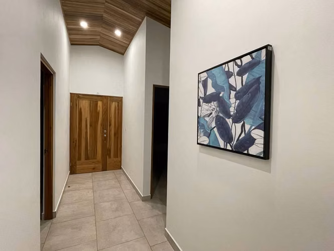 Casa Amueblada con Piscina Privada y Vista Panorámica en Roca Verde