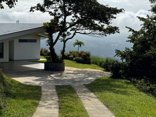 Casa Amueblada con Piscina Privada y Vista Panorámica en Roca Verde