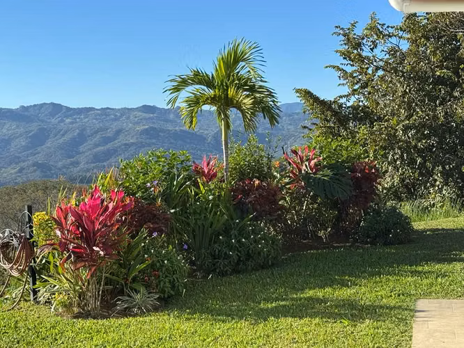 Casa Amueblada con Piscina Privada y Vista Panorámica en Roca Verde