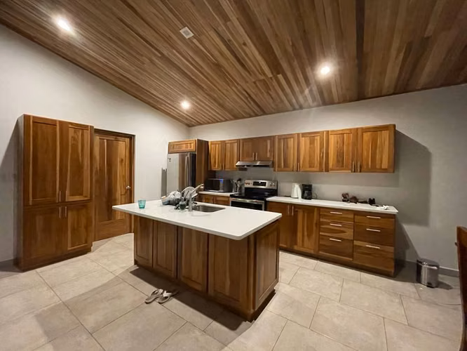 Casa Amueblada con Piscina Privada y Vista Panorámica en Roca Verde