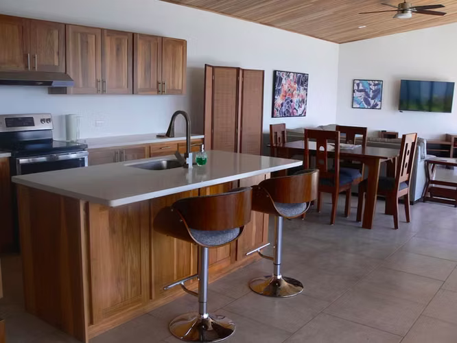 Casa Amueblada con Piscina Privada y Vista Panorámica en Roca Verde