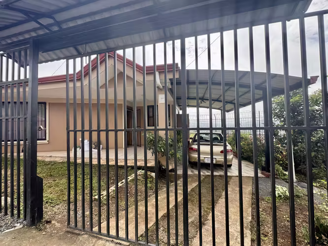 Casa Esquinera en San Ramón | Ideal para Inversión - Imagen 2