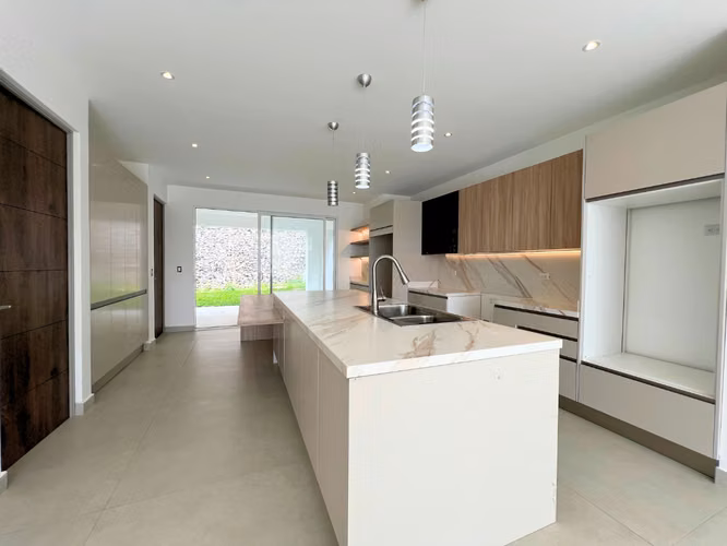 Casa Nueva de Lujo en Guachipelín | Antes US$899,000 – Hoy US$790,000