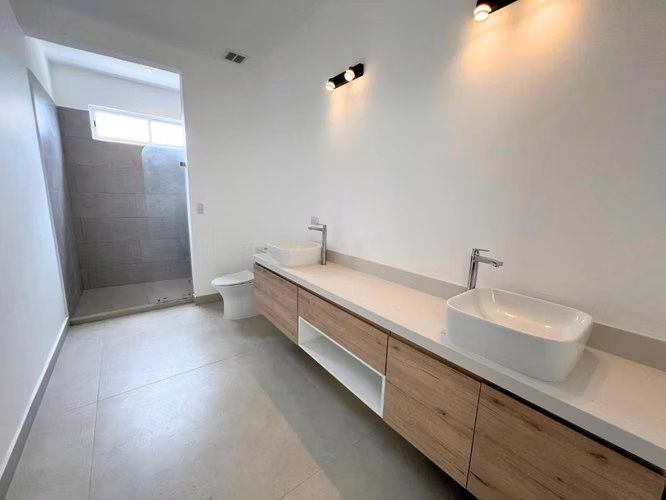 Casa Nueva de Lujo en Guachipelín | Antes US$899,000 – Hoy US$790,000