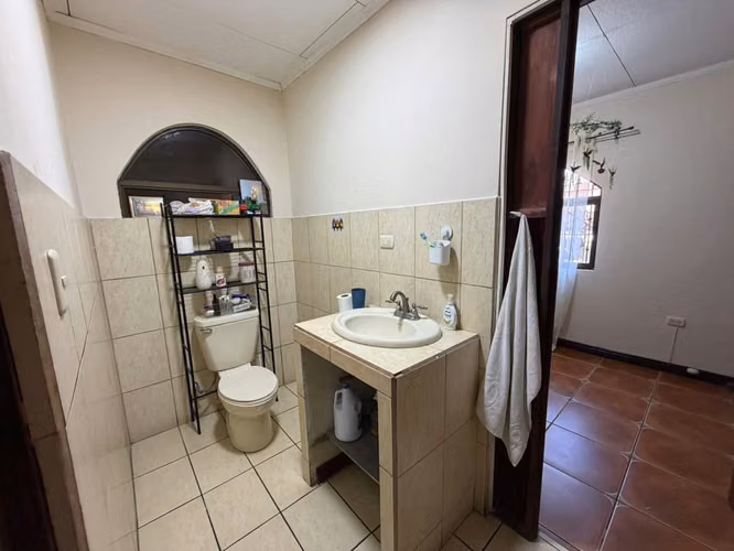 Se vende casa + 3 apartamentos en la Ladera Ulloa, Heredia