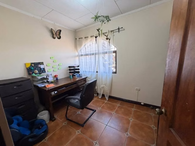 Se vende casa + 3 apartamentos en la Ladera Ulloa, Heredia