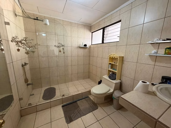 Se vende casa + 3 apartamentos en la Ladera Ulloa, Heredia