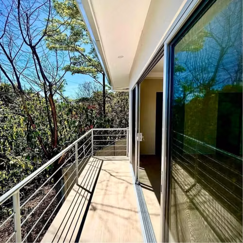 Casa Moderna de Dos Niveles con Vista a las Montañas en Santa Eulalia, Atenas