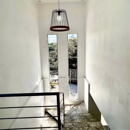 Casa Moderna de Dos Niveles con Vista a las Montañas en Santa Eulalia, Atenas