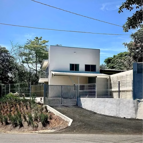Casa Moderna de Dos Niveles con Vista a las Montañas en Santa Eulalia, Atenas