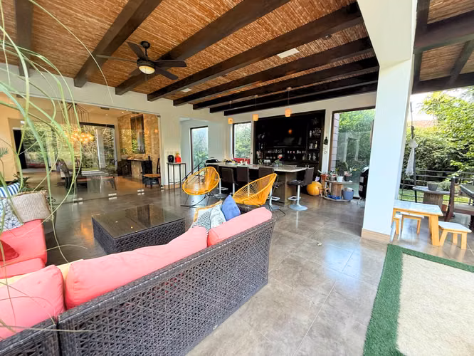 Residencia de Lujo con Piscina Privada y Fire Pit | Santa Ana | US$1.190.000