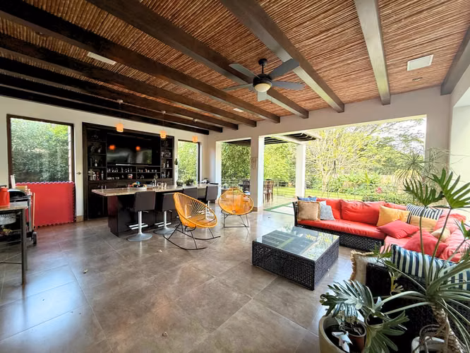 Residencia de Lujo con Piscina Privada y Fire Pit | Santa Ana | US$1.190.000