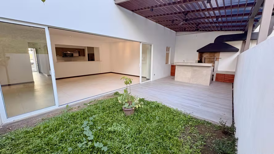 VENTA Casa Escazú Condo Vía Horizonte (ESQUINERA)