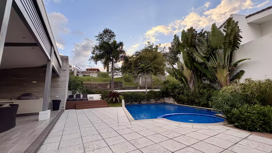 VENTA Casa Escazú Condo Vía Horizonte (ESQUINERA)