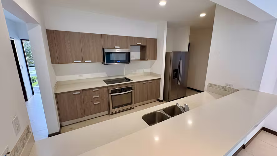 VENTA Casa Escazú Condo Vía Horizonte (ESQUINERA)