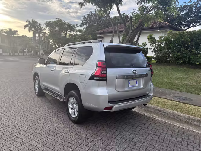 2022 Toyota Prado - Imagen 5