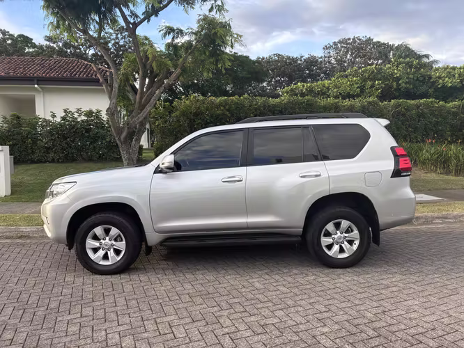 2022 Toyota Prado - Imagen 2