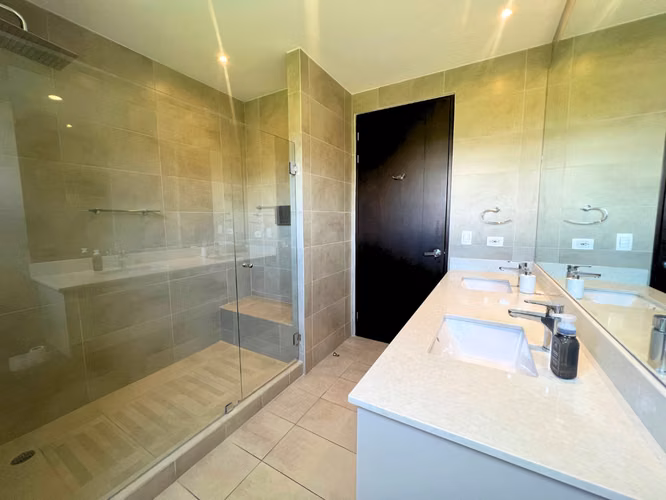 Apartamento Tipo Casa en Guachipelín | 191 m² | Venta o Alquiler