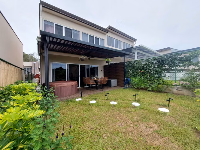 Venta casa con acabados modernos, terraza y patio Ciudad Colón