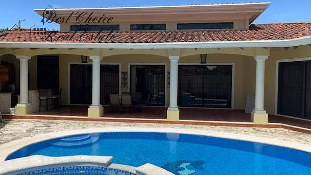 Venta de Casa en Heredia Ciudad Cariari | Piscina, Jacuzzi, 4 Suites y Precio Rebajado