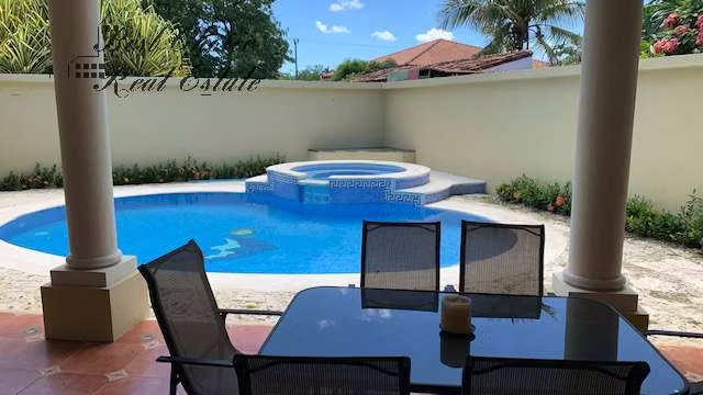 Venta de Casa en Heredia Ciudad Cariari | Piscina, Jacuzzi, 4 Suites y Precio Rebajado