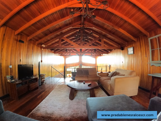 Casa con terreno en venta uso comercial en Santa Bárbara de Heredia