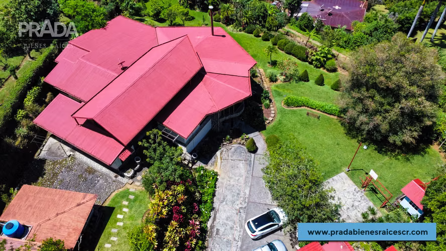 Casa con terreno en venta uso comercial en Santa Bárbara de Heredia