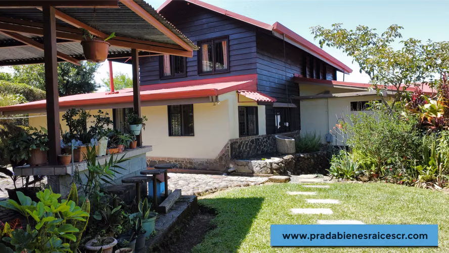 Casa con terreno en venta uso comercial en Santa Bárbara de Heredia