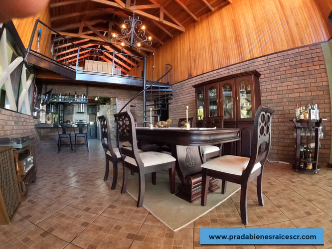Casa con terreno en venta uso comercial en Santa Bárbara de Heredia