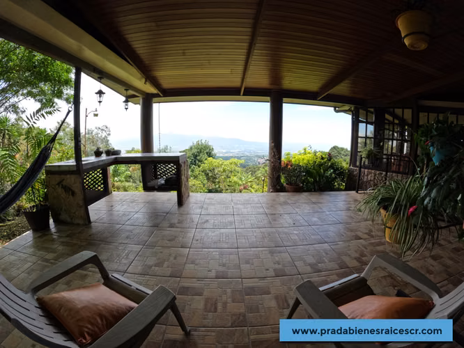 Casa con terreno en venta uso comercial en Santa Bárbara de Heredia