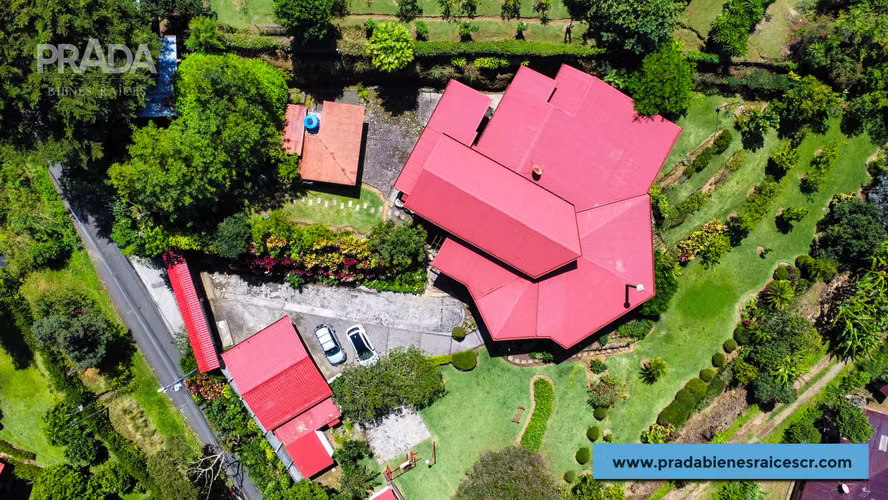 Casa con terreno en venta uso comercial en Santa Bárbara de Heredia