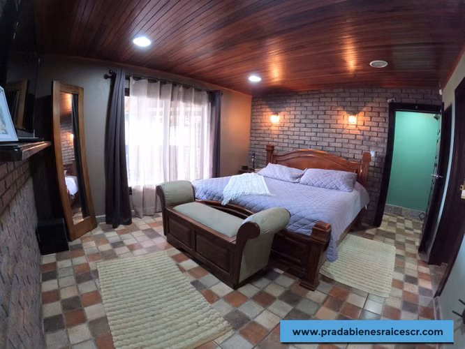 Casa con terreno en venta uso comercial en Santa Bárbara de Heredia