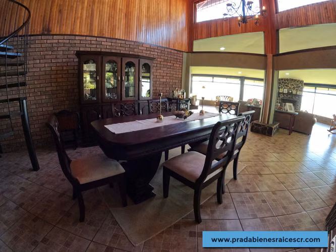 Casa con terreno en venta uso comercial en Santa Bárbara de Heredia