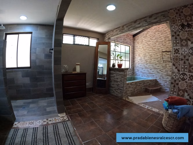 Casa con terreno en venta uso comercial en Santa Bárbara de Heredia