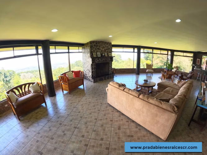 Casa con terreno en venta uso comercial en Santa Bárbara de Heredia