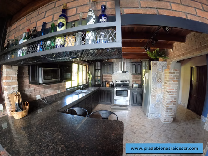 Casa con terreno en venta uso comercial en Santa Bárbara de Heredia