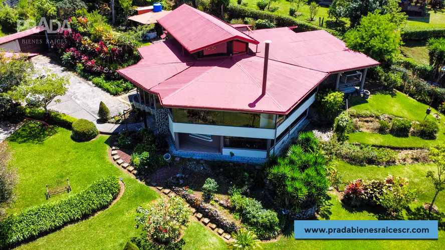 Casa con terreno en venta uso comercial en Santa Bárbara de Heredia