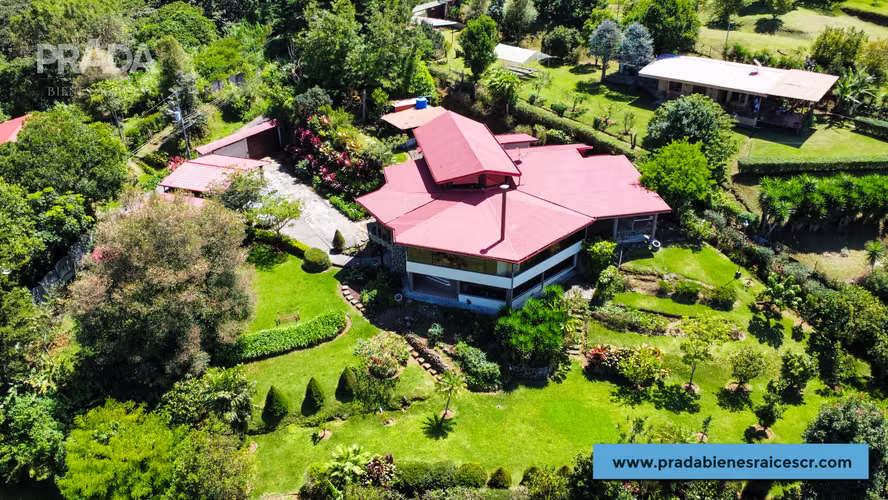 Casa con terreno en venta uso comercial en Santa Bárbara de Heredia