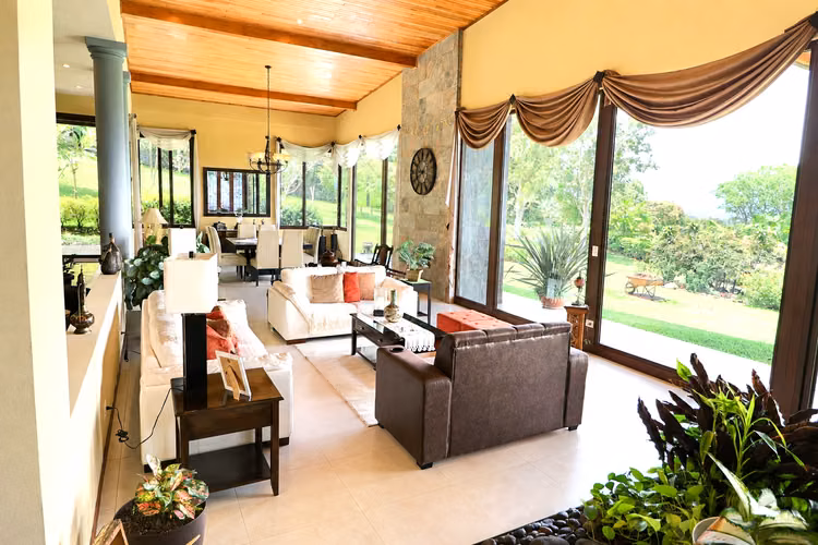 SE VENDE QUINTA rodeada de naturaleza en San Isidro de Heredia SPM - Imagen 4