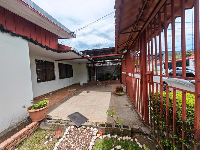 **¡Oportunidad de inversión en Santa Ana Centro!**