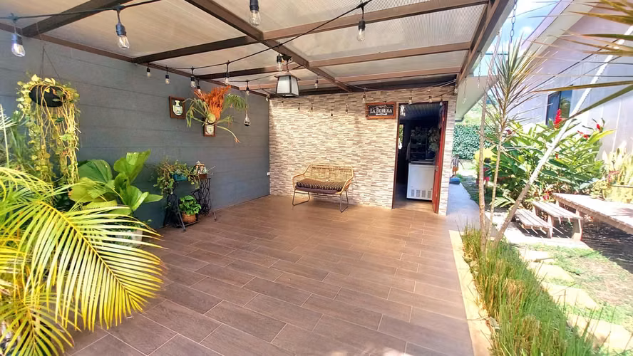 Casa en Venta en Santa Ana Centro – 1 NIVEL- Diseño Moderno y Sostenible con 5 Habitaciones