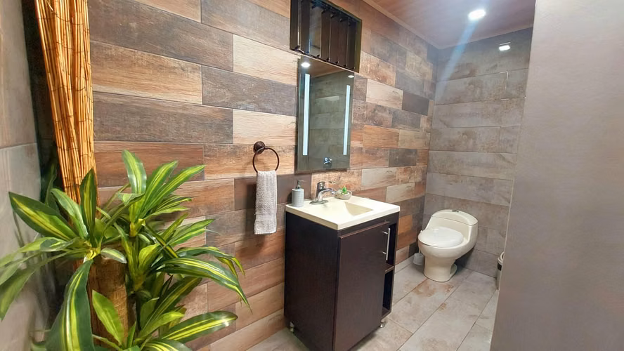 Casa en Venta en Santa Ana Centro – 1 NIVEL- Diseño Moderno y Sostenible con 5 Habitaciones