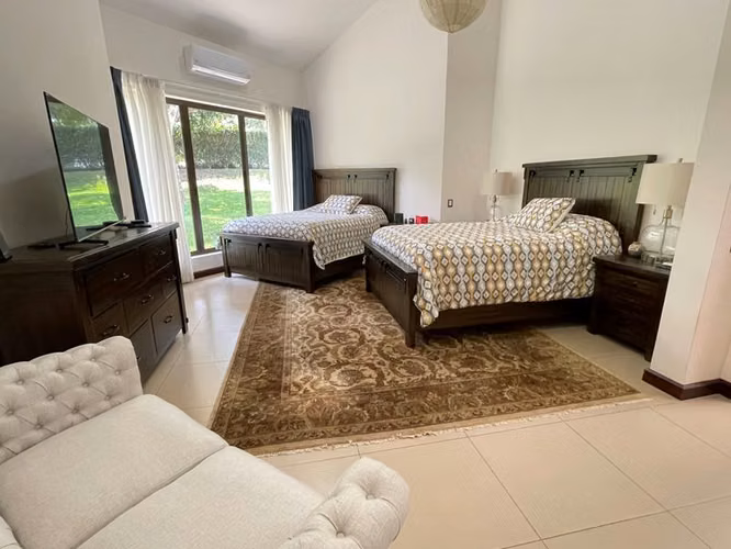 Exclusiva Residencia de Una Planta en Condominio Boutique con Amplio Lote en Santa Ana 27046