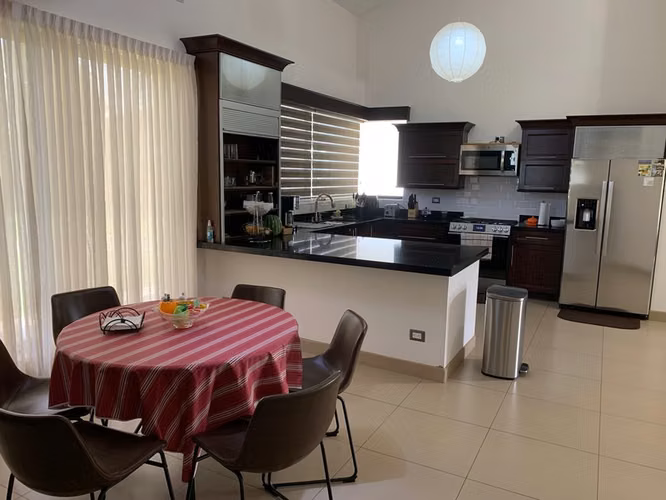 Exclusiva Residencia de Una Planta en Condominio Boutique con Amplio Lote en Santa Ana 27046
