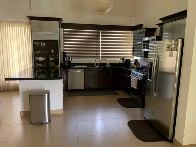 Exclusiva Residencia de Una Planta en Condominio Boutique con Amplio Lote en Santa Ana 27046