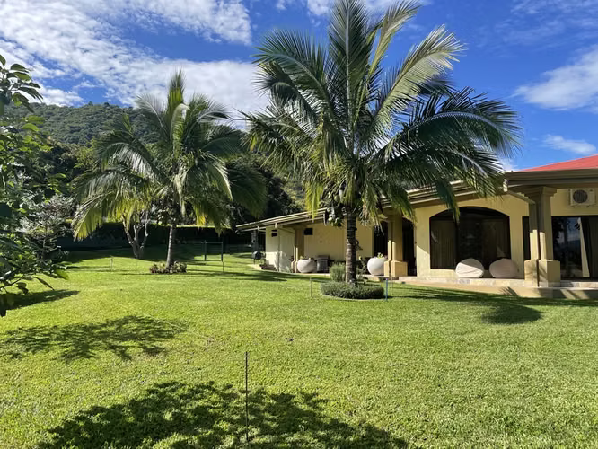 Exclusiva Residencia de Una Planta en Condominio Boutique con Amplio Lote en Santa Ana 27046